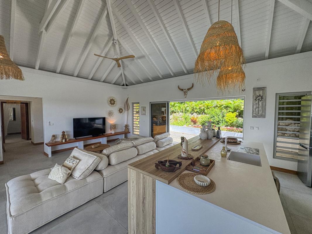 16.Location villa piscine Saint François Guadeloupe_Pièce de vie vue mer